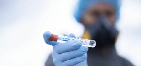 COVID-19: Científicos del Reino Unido prueban un nuevo medicamento que garantiza la inmunidad inmediata